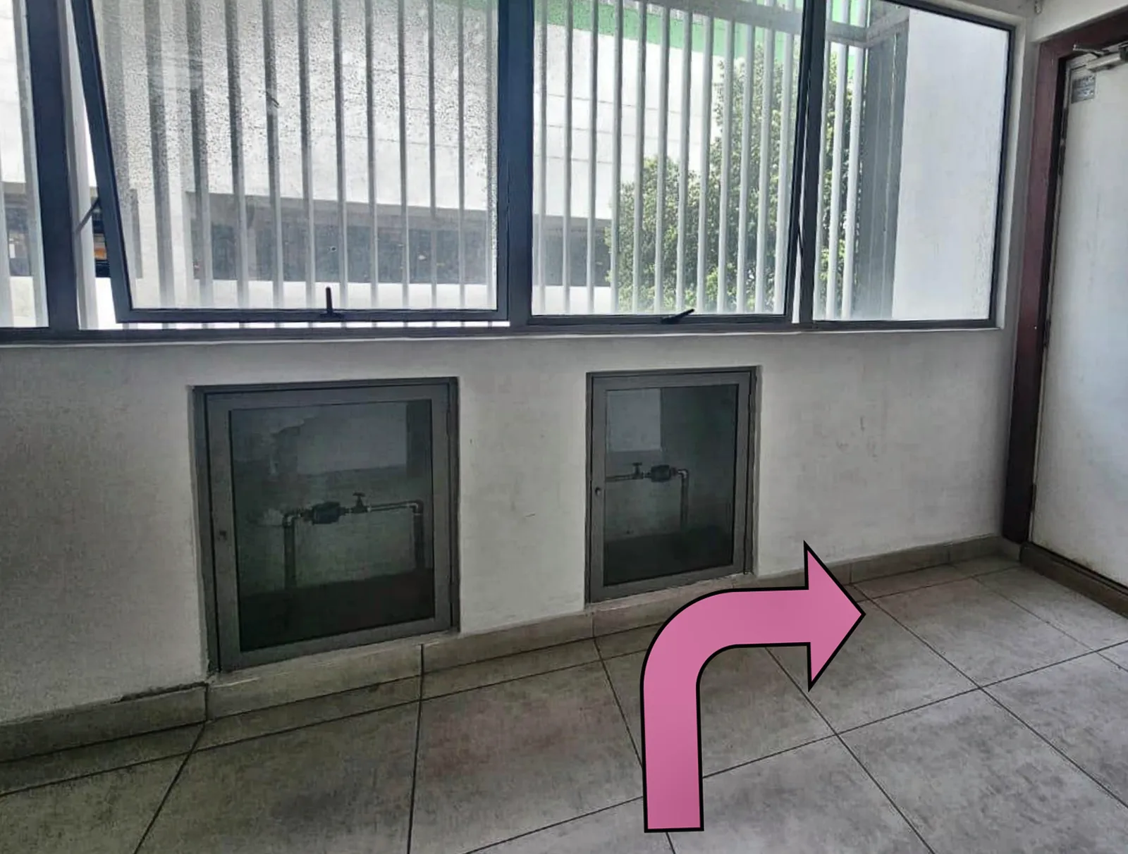 The door and bell on level 1: turn right, press the bell and we will open the door