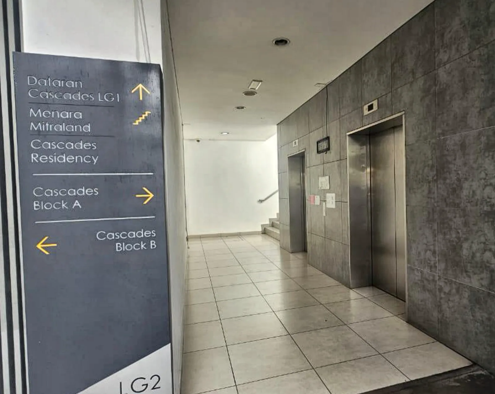 The lift and direction board beside it: take the lift to LG1